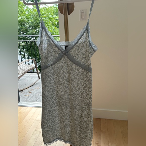 Cute little stretchy floral night dress. - Picture 2 of 2